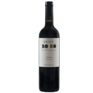 Rubi intenso 16 - 18º Frutas vermelhas e negras maduras, especiarias e nuances amadeiradas. Boa estrutura com taninos firmes. T-boné Steak grelhado com cebolas caramelizadas, talharim ao funghi com cubos de jamón serrano, costela suína com creme de gruyere. *Safra sujeita a alteração, favor consultar.
