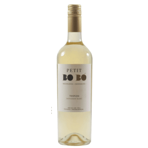 Petit bobo sauvignon blanc apresenta Amarelo brilhante e delicado com reflexos esverdeados. No nariz, recebe-nos com uma cesta fresca de frutas brancas e tropicais como o ananás, comum perfil cítrico marcado que nos lembra toranja e lima, de mãos dadas comumdelicado toque herbal. Na boca entra amigável, e ao percorrer o paladar nos delicia com a mesma paleta aromática percebida no nariz. Um vinho branco fresco, frutado, elegante e complexo para saborear em qualquer época do ano. Muito versátil, ideal para beber sozinho ou com alguns queijos, assim como peixes, mariscos e especiarias